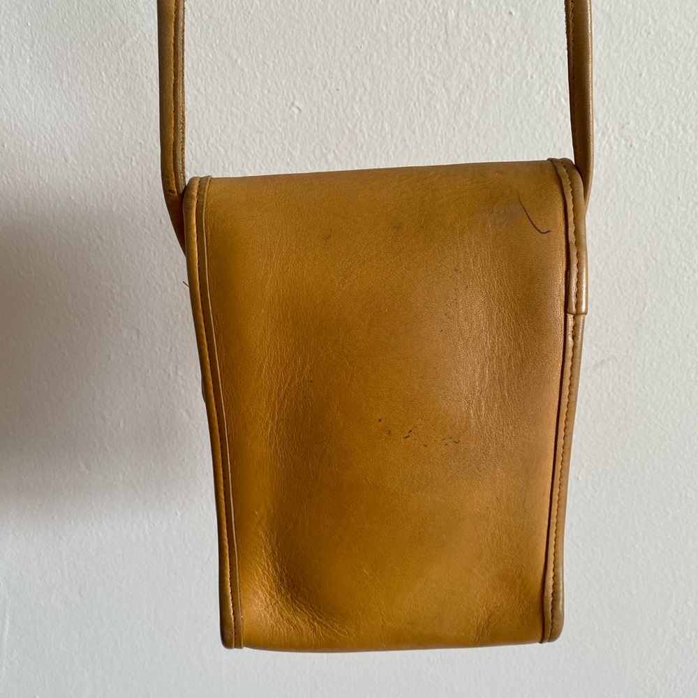 Vintage Coach Yellow Scooter Crossbody Bag (9893) - Picture 5 of 9